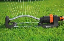 Gardena Aqua S 220 M² Oscillating Garden Sprinkler - 18700 -Irrigation Tool Store lawn sprinklers gardena aqua s 220 m oscillating garden sprinkler 18700 35441462149286